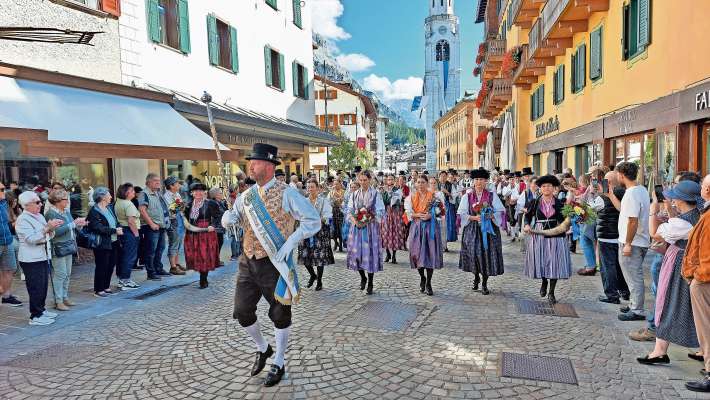 Dute peta ra mas a ra Banda de Anpezo, che duto ‘l an ra enpe elpaes de musica e de vita.
