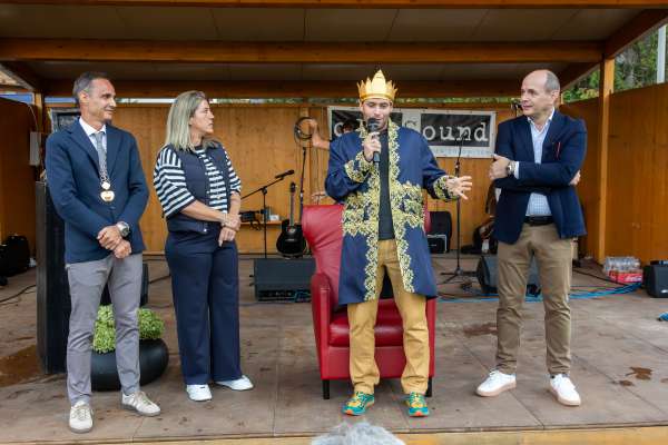 I surastanc comunai y le presidënt dla CTAB á laldé le sportif por sü traverc. foto:Freddy Planinschek
