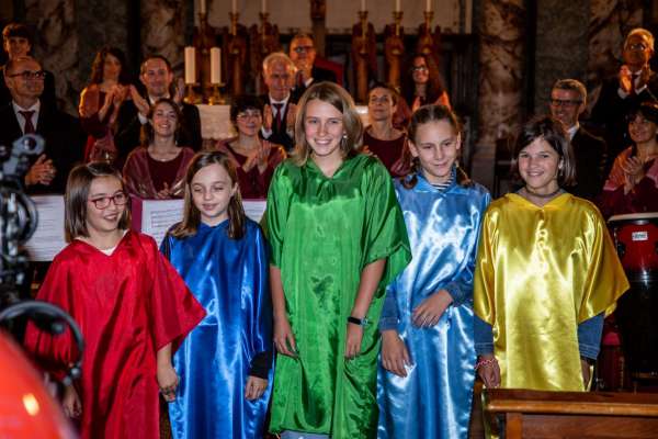 Te la corala Canticum Novum l é ruà ite ence desvalives joegn e joenes. 
