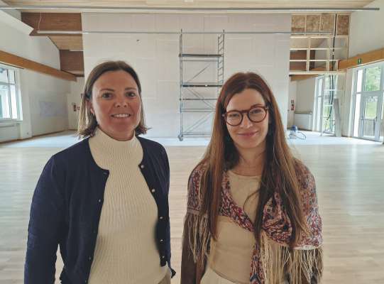 La cuordinadëura dla scola de Urtijëi Wilma Kostner cun l’assessëura per la scoles de Urtijëi Martina Comploi.
