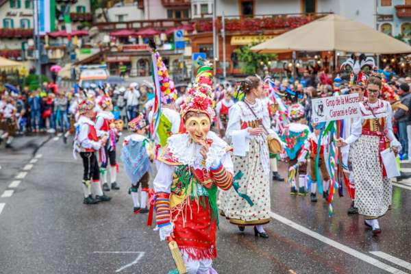 La defilèda de la Gran Festa da d’Istà l é na gran festa de guanc, musega e colores. (foto: archivie ApT de Fascia)
