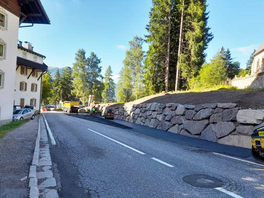 Endèna l é stat slarià la strèda che rua ju tedò l Hotel Dolomiti.

