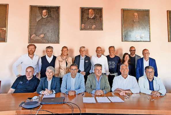 Politiche e aministratore de Venezia e de Belun, dute aduna, a firmà ra cartes par fei nasce ra noa Unios montanes. Ades Anpezo ‘l é con dute chi outre comune del Cadore.
