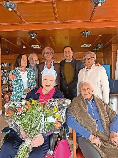 Flora Pompanin Dimai de Anjelico e Angelina Siorpaes Ringa, maridada Dadié Bechin: doa femenes de 102 ane, inze ra ciaśa de comun Dotor Angelo Majoni.
