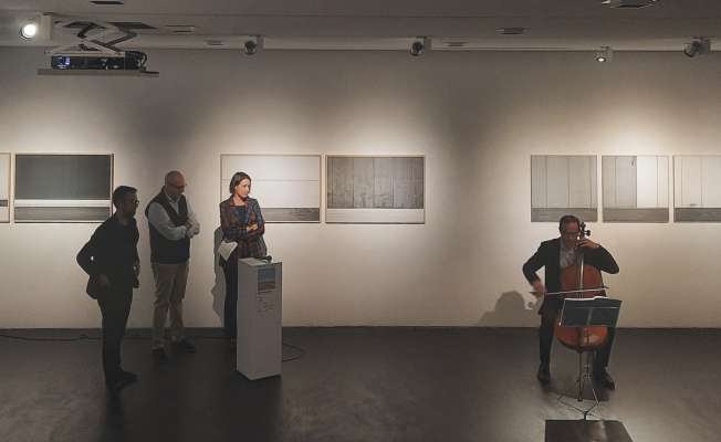 N ucajion dla giaurida dla mostra de Maurizio Ciancia.
