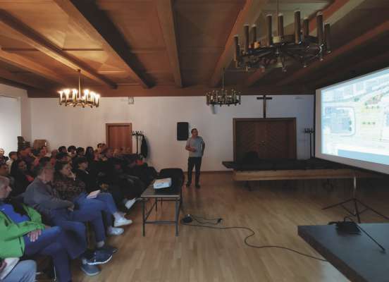 L njenier Fischnaller à prejentà l pruiet per l raion Fever. (Foto: Patrick Stuflesser)
