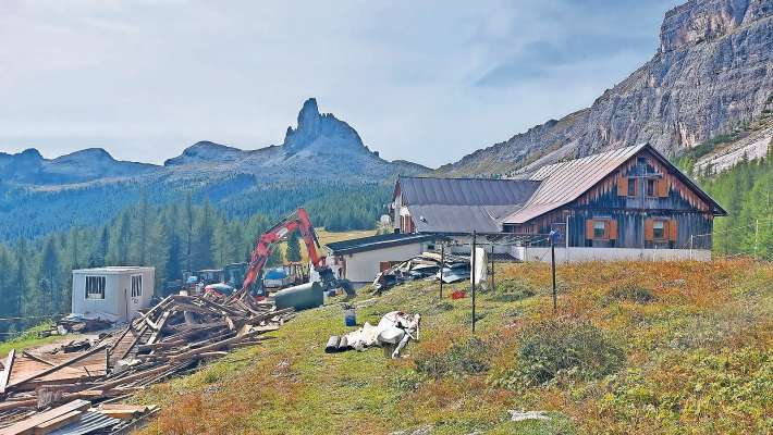 I à scomenzà i laore al refujo Croda da Lago; i à desfato ra baraches che ‘l ea inpó, da fei su un fabricato noo.
