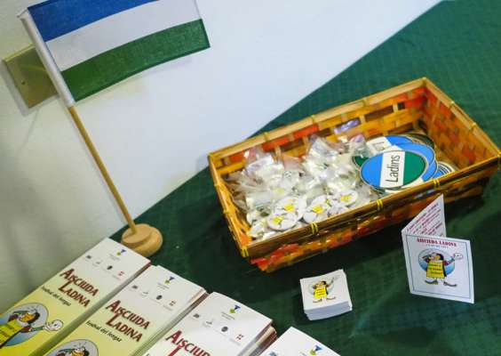 La Consulta Ladina se cruzia de politica linguistica e anter l auter de l'Aisciuda Ladina.
