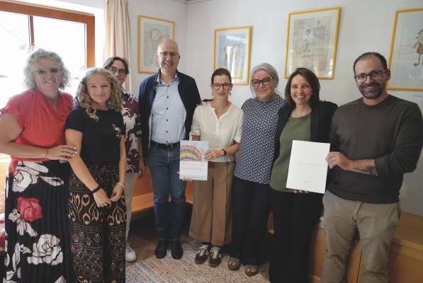 Ntan la prejentazion tl Café Surëdl a Urtijëi (da m.c.): la cunlauradëura dl Istitut Ladin Micurá de Rü Erna Bernardi, la jëuna Marie Runggaldier, la sëurastanta dla strutura "Locia" Erna Mussner, l diretëur di Servijes soziei dla Cumunità raion Salten-Scilier Thomas Dusini, la assessëura dl Chemun de Urtijëi Martina Comploi, la autëura Michaela Kostner, la vizepresidënta dl Istitut Ladin Monika Senoner, l cunlauradëur dl Istitut Ladin Stephan Ploner.  (Foto: Istitut Ladin Micurá de Rü)
