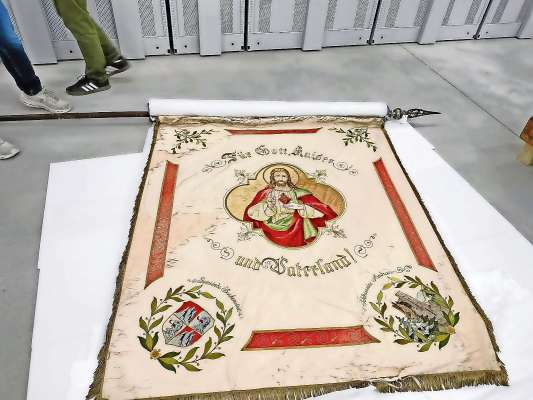 L particolar del vegle e original blason del Comun da Fodom e l desen del ciastel d’Andrac.
