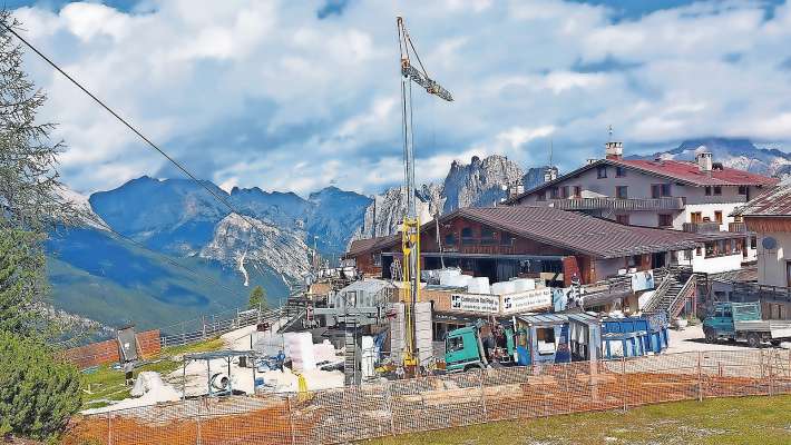 A 2.123 metre, in Ciasadió, ‘l é el Faloria: sto an i à scomenzà co i prime laore, par daerśe d’inverno che vien. I fajarà fora duto noo d’istade del 2026.
