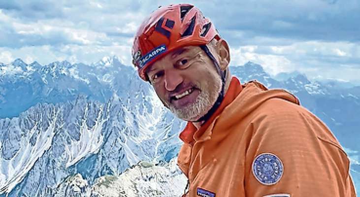 Franco Gaspari Moroto ‘l ea un de i Scoiattoli, de ra Guides, de el Socorso in croda. Pichesee ‘l ea un on vero de Anpezo.
