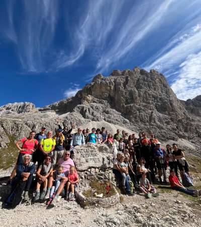 Duc ensema ló dal monument de sas en recort de Marco Rasom e Tita Weiss.
