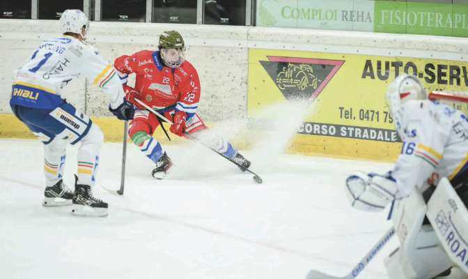 Simon Pitschieler n azion dan otodì tl stadio Pranives contra l Cortina: l Hc Gherdëina à venciù l juech per 6 a 1. (Foto: Matthaeus Kostner)
