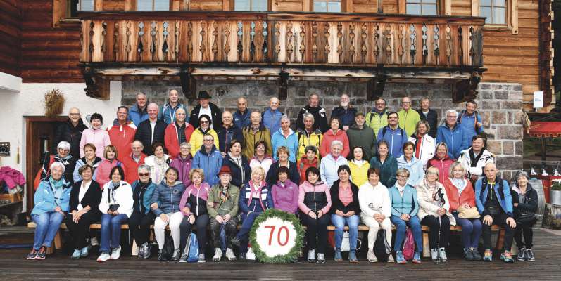 Per i70 ani de chëi dl 1955 de Gherdëina ie na bela gran grupa jita sun Resciesa n mierculdi dl’ena passeda.Per i70 ani de chëi dl 1955 de Gherdëina ie na bela gran grupa jita sun Resciesa n mierculdi dl’ena passeda.
