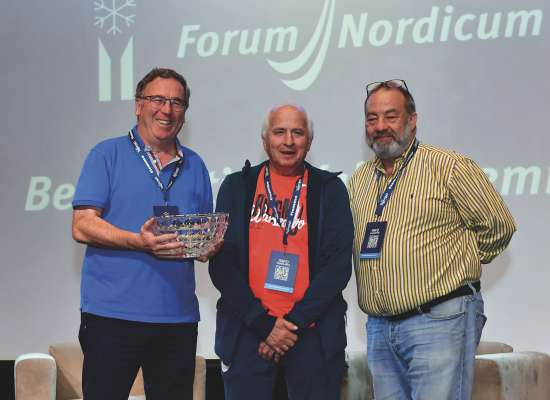 Da m.c.: Luis Mahlknecht ie unì premià da Jerzy Jakobsche dla lia nternaziunela dla stampa sportiva AIPS y da Thorsten vom Wege, presidënt dl Forum Nordicum.
