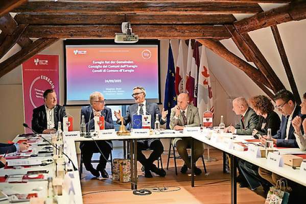 La sentada del Consei dei Comuns del Euregio, ai 24 de setember del 2025, col Prescident del Euregio Arno Kompatscher. (© Euregio/Armin Gluderer)
