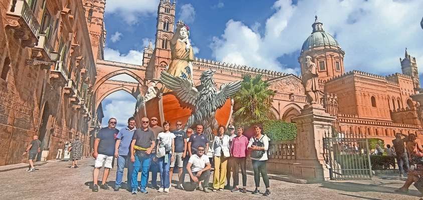 La bela clapada de chi del 1970 davánt a la Catedral de Palermo e al ciar de la sánta protetrize de la zité, Sánta Rosalia, che ven porté n procesción l 14 de lugio.
