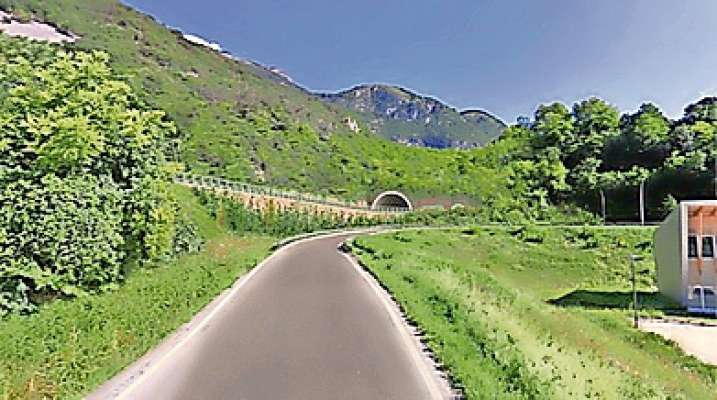 El projeto de el noo stradon 51 de Alemagna, da pasà i paesc de Longaron e Castellavazzo, alolo defora de ra autostrada A27: ‘na strada agnó che se viaśa anche par ruà in Anpezo.
