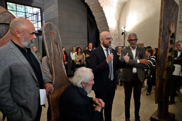 L'inaugurazion de la mostra al Granaio de Nomi con te mez l artist da Ortijei Adolf Vallazza. (foto Bruno Lucchi)
