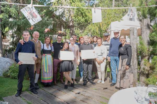 Mëmbri dla fondaziun »Costa Family & Friends« cun i studënc premiá. 
