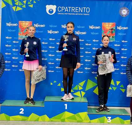 Le podest dla categoria "Junior Women", cun Lea Marie Castlunger al secundo post.
