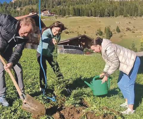 Trëi cumëmbri dla Mujiga de Sëlva à sentà n lën do che la Mujiga de Urtijëi la à numineda per fé pea la ndesfida. Chësta ie mé una dla truepa lies de Gherdëina che à fat pea.
