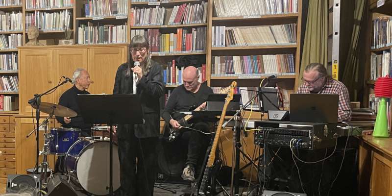 Dala poejies de »Moltina« y »Dolasila« ai juesc cun la paroles ladines: la sëira cun Rut Bernardi y eseleptitun ie passeda te n bisc.
