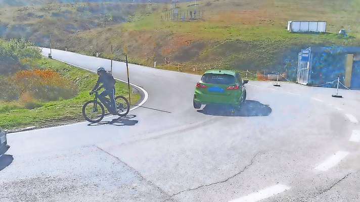 Una de le tánte auto da corsa passade su la outada davánt al Rifugio Lezuo. E chelche ciclist se l’a veduda burta.
