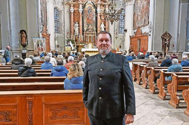 Duta ra comunità de Anpezo r’à da se strenśe inze ra so jeja, intor el so pioan.

