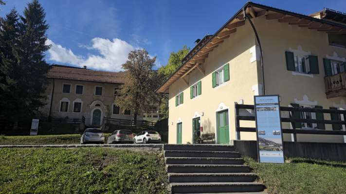 Un di 6 totem metui fora a Sèn Jan apede a la ex casermes e colonies.
