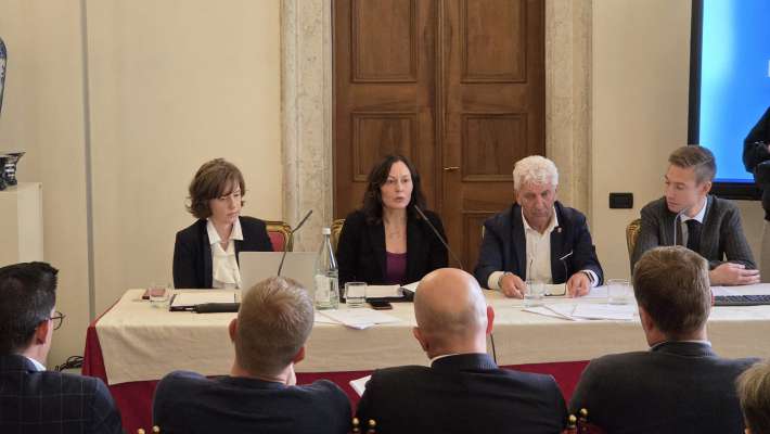 Da m. c.: Chiara Pallaoro, la presidenta Katia Vasselai, l president del Consei provinzièl Claudio Soini e Matteo Nicolussi Castellan.
