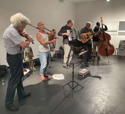 I Titlá tl Tublà da Nives (da m. c.): Peter Riffeser ala vidula, Hermann Kühebacher ala baga, Toni Taschler ala armonica, Eduardo Rolandelli ala chitara y Peter Paul Hoffmann al violon.
