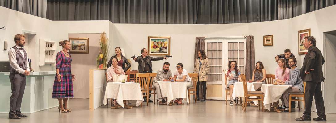 N valguna scenes drët da rì: l se trata dl teater nuef dla lia Teater de Sëlva »L Cunicio de peza«. FOTO de Patrick Senoner
