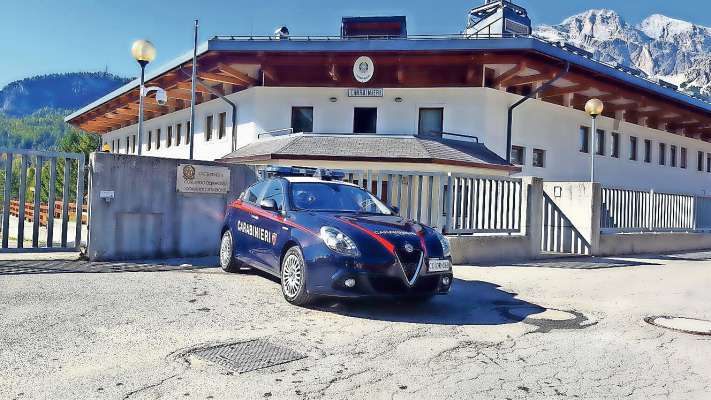 El comando de ra stazion e de ra conpagnia de i Carabiniere, inze ra caserma de Anpezo.
