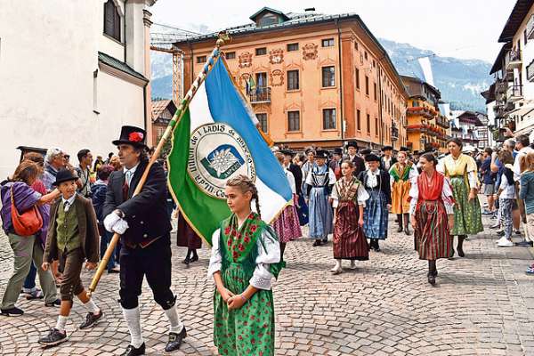 Ra bandiera de r’Ulda, co i tre colore de ra Ladinia de ra Dolomites, portada par piaza canche ‘l é festa par el paes.
