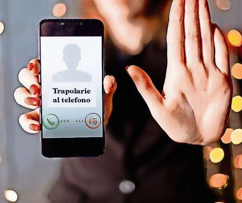 I é tournei n azion ntel Agordin i melvi­venc che mët a jì cabolade al telefono.

