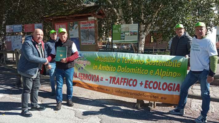 I raprejentanc de Transdolmites a Moena con l ombolt Alberto Kostner.
