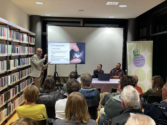 Le dotur Alexander Tavella deboriada ai famëis Sandra Hofer y Daniel Paratscha, á porté dant la tematica al publich. foto:mo
