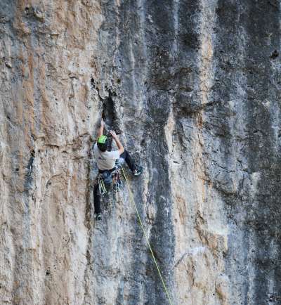 L alpinist de Urtijëi, Titus Prinoth, ie su per la via Menhir, la storica via 8b de arpizeda sportiva, tl stil "trad"
