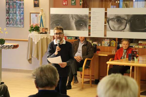 Elias Frontull presentëia süa mostra, te Ciasa de palsa.
