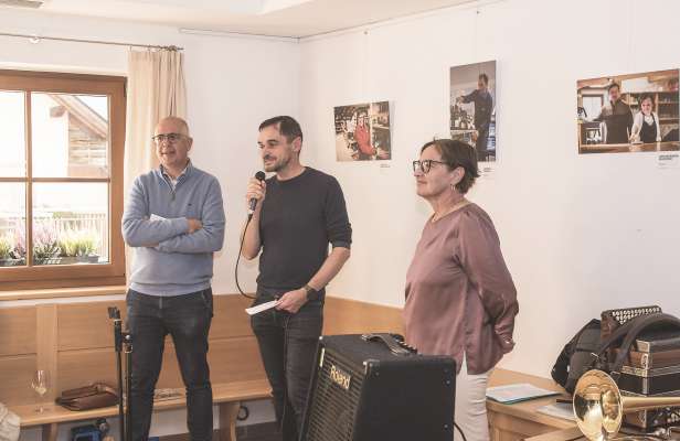 Ntan la prejentazion dla mostra y dl liber (da m.c.): l diretëur di servijes soziei dla Cumenanza raionela Salten-Scilier Thomas Dusini, l presidënt dl Fotoclub Gherdëina Arik Oberrauch y la respunsabla dla strutures dla Locia Erna Mussner. 

