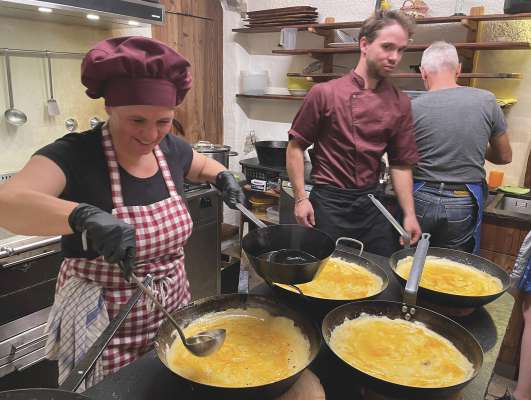 Gemma Prinoth Insam da Paratoni à cujinà na bona jufa per duc canc.
