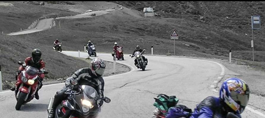 Binèdes de moto e auti sportives jui jouves. (Foto Guide Dolomiti/Facebook Transdolomites)
 Binèdes de moto e auti sportives jui jouves. (Foto Guide Dolomiti/Facebook Transdolomites)