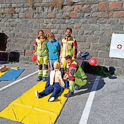 I volontari de la Crousc Bláncia Fodom che sìa metù a dispojizion per spieghé a la popolazion le manovre de la rianimazion cardipolmonar.
 I volontari de la Crousc Bláncia Fodom che sìa metù a dispojizion per spieghé a la popolazion le manovre de la rianimazion cardipolmonar.