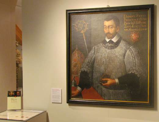 L vadagn del liber aea finanzià l restaure del retrat de Daniel Zen per l meter fora te Museo ladin.
 L vadagn del liber aea finanzià l restaure del retrat de Daniel Zen per l meter fora te Museo ladin.