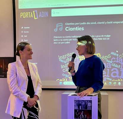 Sofia Stuflesser, presidënta dla ULG y cumëmbra dla grupa dl lëur dl Portal Ladin deberieda cun Martina Rier, diretëura artistica dl Tublà da Nives che ti à fat la ntervista.
 Sofia Stuflesser, presidënta dla ULG y cumëmbra dla grupa dl lëur dl Portal Ladin deberieda cun Martina Rier, diretëura artistica dl Tublà da Nives che ti à fat la ntervista.