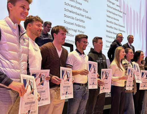 David Plancker (terzo da man ciancia) ie da chëst ann inant maester de schi. On rujenà cun ël per ntënder miec coche n possa deventé maester y de cie che l se trata pra chësc leur. FOTO LPA/Resort per Agricultura, Economia agraria y Turism/Sabine Pitscheider
 David Plancker (terzo da man ciancia) ie da chëst ann inant maester de schi. On rujenà cun ël per ntënder miec coche n possa deventé maester y de cie che l se trata pra chësc leur. FOTO LPA/Resort per Agricultura, Economia agraria y Turism/Sabine Pitscheider