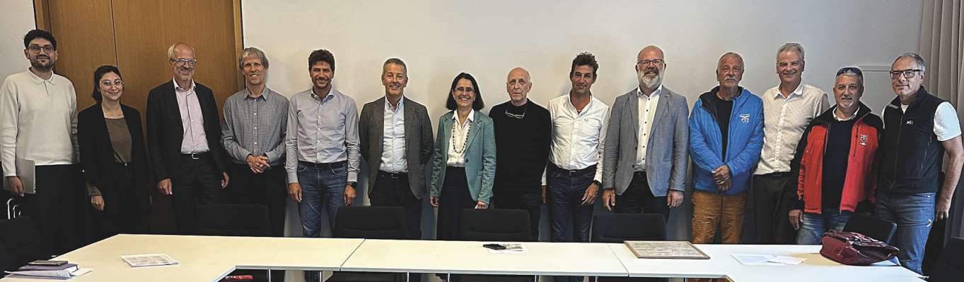 Da m.c.: Thomas Hofer, referënt dla Jonta provinziela, Mara Elide Zanon Ufize de pruietazion dl’agricultura, Florian Zerzer, diretëur de repartizion, Leo Hilpold, diretëur de repartizion, Gianluca Vignoli, Nosc Cunfin y MW, Peter Brunner, assessëur per la scunanza dla natura y dl Tlima, energia, svilup de lerch y sport, Heidi Stuffer, Robert Perathoner, Markus Piccolruaz de Nosc Cunfin, Florian Trojer, sëurastant dla lia Cura dl ncësa, Carlo Alberto Zanella, presidënt CAi Cai Alto Adige, Enrico Brutti, ciamp de manejamënt dla scunanza, Maurizio Veronese, presidënt dl CAI Bulsan y Stefano Febbroni, CAI Bulsan
 Da m.c.: Thomas Hofer, referënt dla Jonta provinziela, Mara Elide Zanon Ufize de pruietazion dl’agricultura, Florian Zerzer, diretëur de repartizion, Leo Hilpold, diretëur de repartizion, Gianluca Vignoli, Nosc Cunfin y MW, Peter Brunner, assessëur per la scunanza dla natura y dl Tlima, energia, svilup de lerch y sport, Heidi Stuffer, Robert Perathoner, Markus Piccolruaz de Nosc Cunfin, Florian Trojer, sëurastant dla lia Cura dl ncësa, Carlo Alberto Zanella, presidënt CAi Cai Alto Adige, Enrico Brutti, ciamp de manejamënt dla scunanza, Maurizio Veronese, presidënt dl CAI Bulsan y Stefano Febbroni, CAI Bulsan