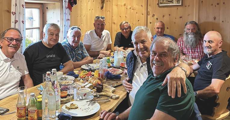 N valgun di ulenteres sal Cason (da m.c.): Günther Runggaldier, Florian Mussner, Eugen Troi, Walter Weithaler, Hansi Felder, Walter Wanker, Tonin Perathoner, Arnold Senoner, Bruno Pardatscher (ne furnea nia plu, l ie cumëmber d’unëur), Lukas Comploi. L mancia la doi ulenteres Ivana Peristi y Eveline Senoner.
